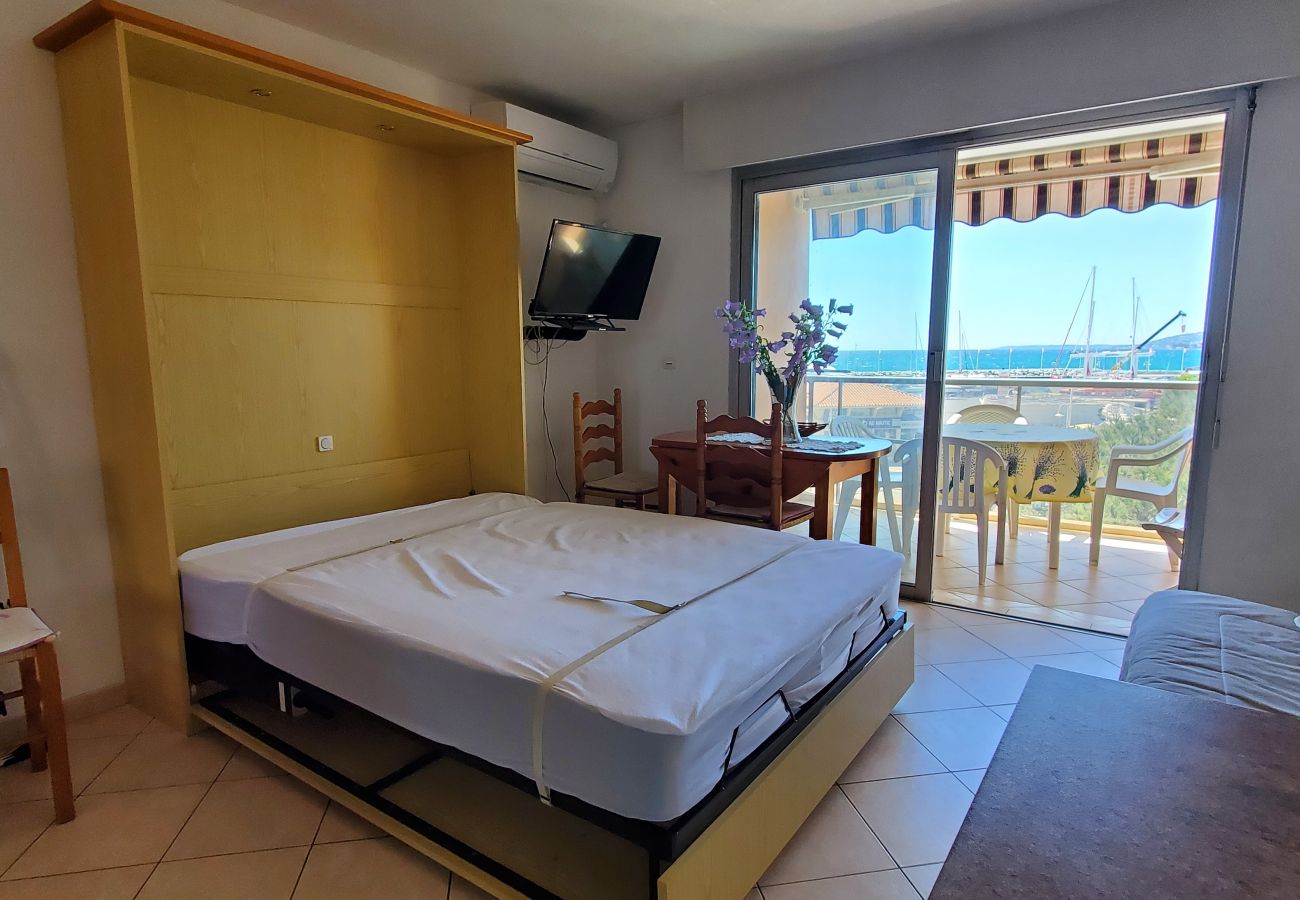 Studio in Fréjus - LE CAPITOLE, Sea view, Studio cabin 27m2 waterfront, 2 adults, 2 children, air conditioning and garage