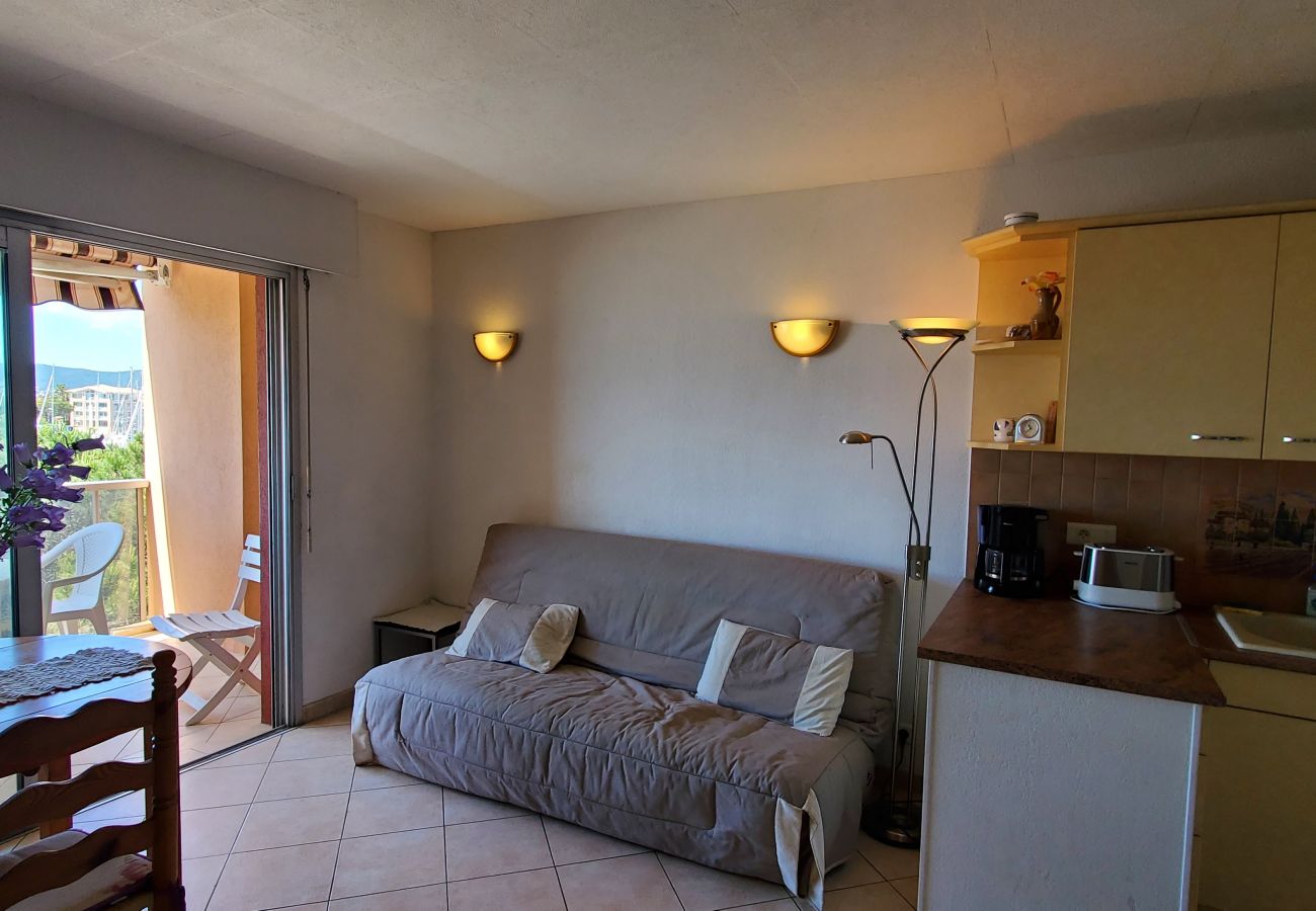 Studio in Fréjus - LE CAPITOLE, Sea view, Studio cabin 27m2 waterfront, 2 adults, 2 children, air conditioning and garage