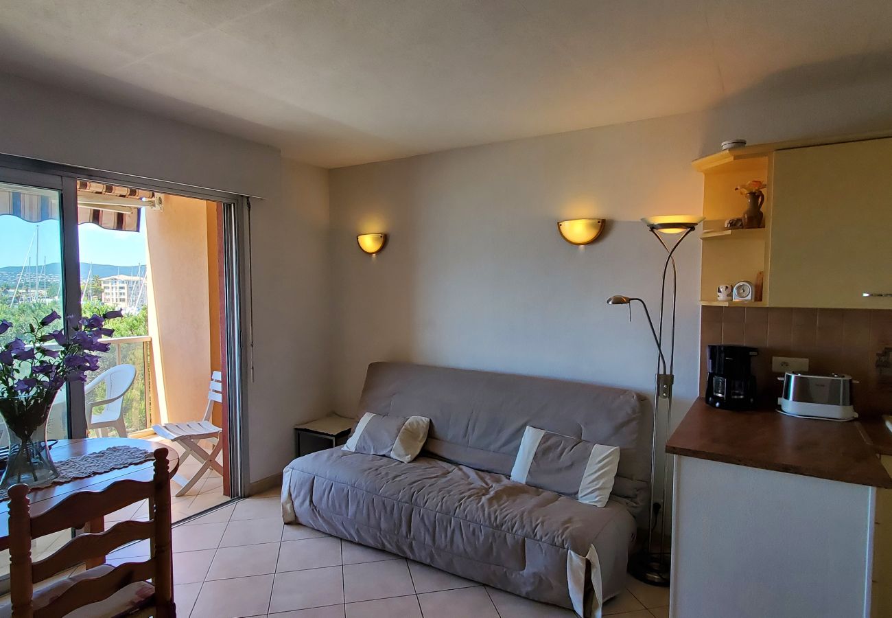 Studio in Fréjus - LE CAPITOLE, Sea view, Studio cabin 27m2 waterfront, 2 adults, 2 children, air conditioning and garage