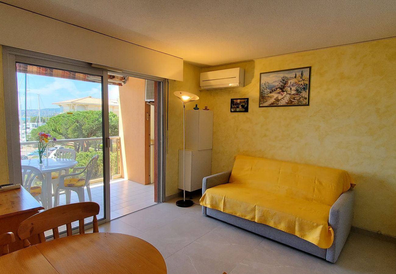 Apartment in Fréjus - LE CAPITOLE, Sea view, Studio cabin 27m2 waterfront, 2 adults, 2 children, air conditioning and garage