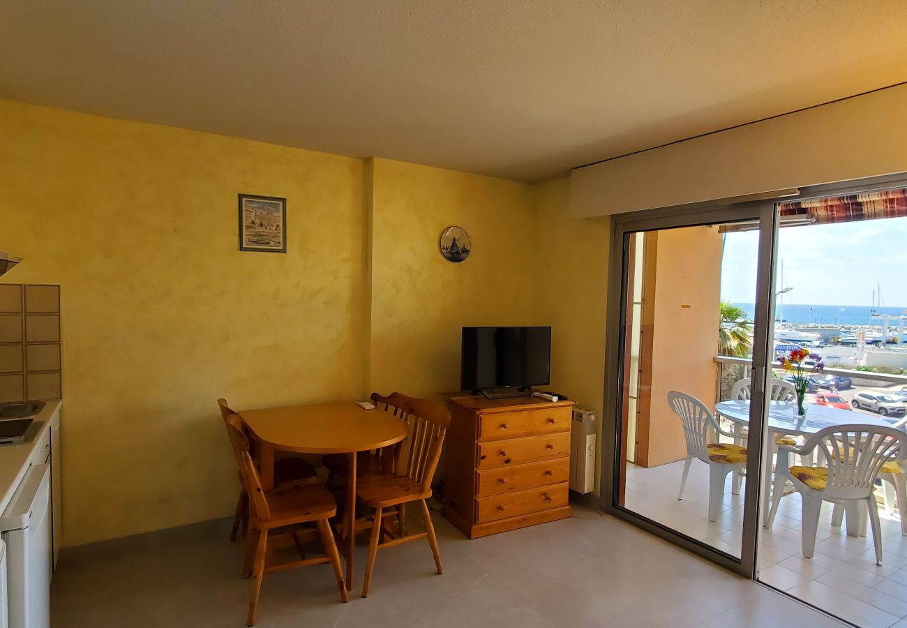 Apartment in Fréjus - LE CAPITOLE, Sea view, Studio cabin 27m2 waterfront, 2 adults, 2 children, air conditioning and garage