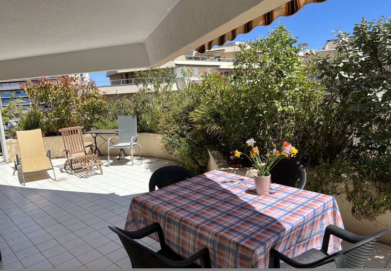 Apartment in Fréjus - LA MIOUGRANO, T3, 4-6 people, 70m2, large terrace not overlooked, air conditioning, garage, swimming pool 