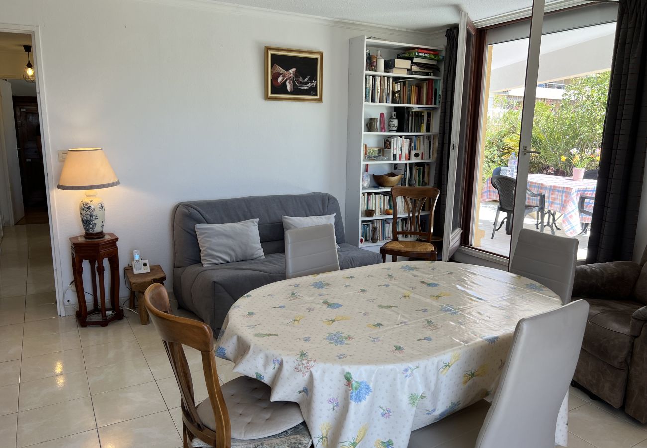 Apartment in Fréjus - LA MIOUGRANO, T3, 4-6 people, 70m2, large terrace not overlooked, air conditioning, garage, swimming pool 