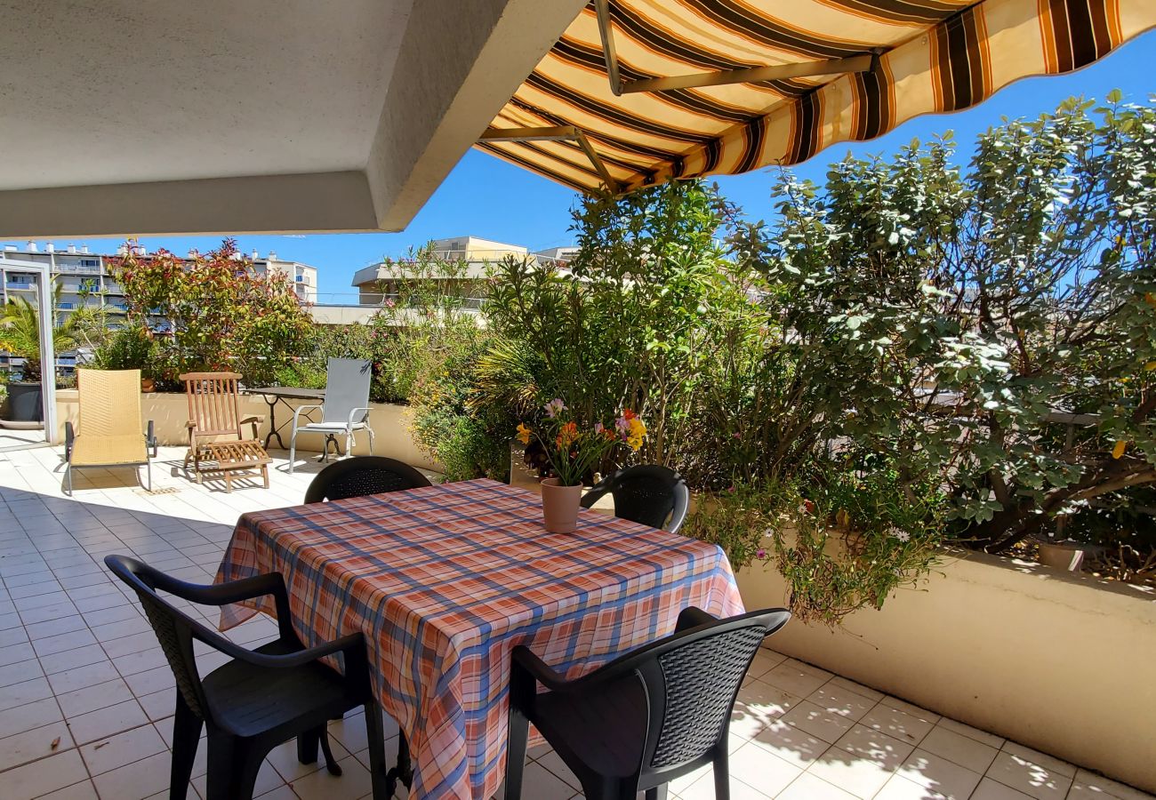 Apartment in Fréjus - LA MIOUGRANO, T3, 4-6 people, 70m2, large terrace not overlooked, air conditioning, garage, swimming pool 