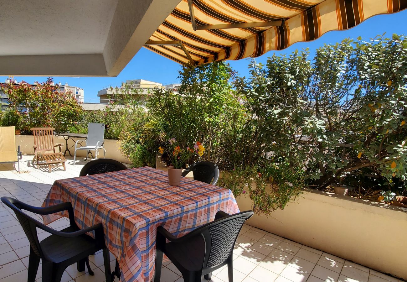 Apartment in Fréjus - LA MIOUGRANO, T3, 4-6 people, 70m2, large terrace not overlooked, air conditioning, garage, swimming pool 