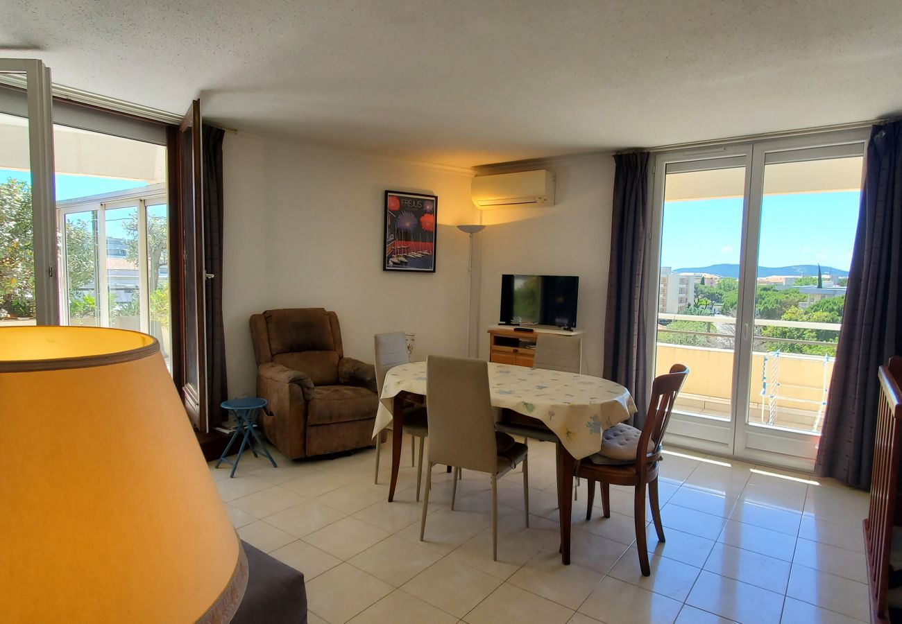 Apartment in Fréjus - LA MIOUGRANO, T3, 4-6 people, 70m2, large terrace not overlooked, air conditioning, garage, swimming pool 