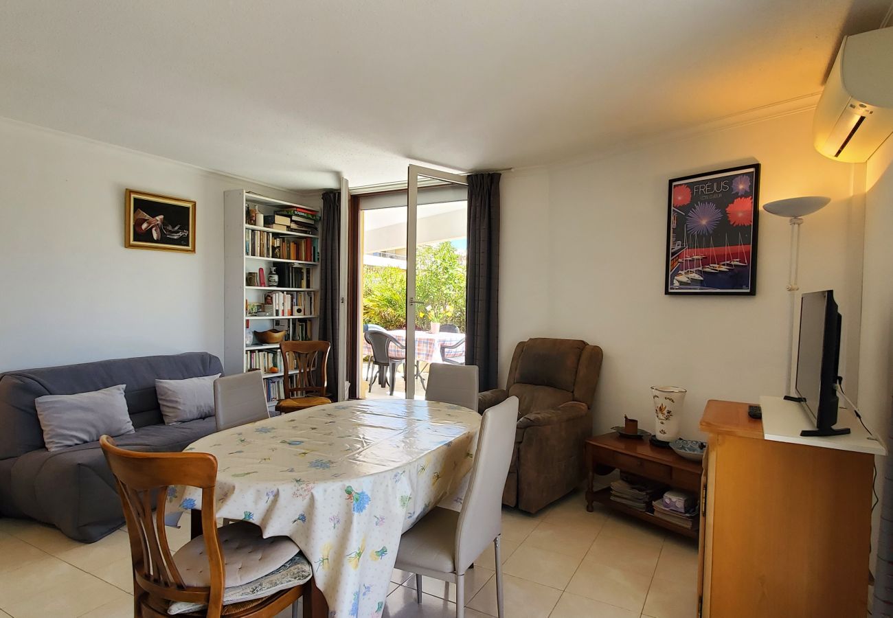 Apartment in Fréjus - LA MIOUGRANO, T3, 4-6 people, 70m2, large terrace not overlooked, air conditioning, garage, swimming pool 