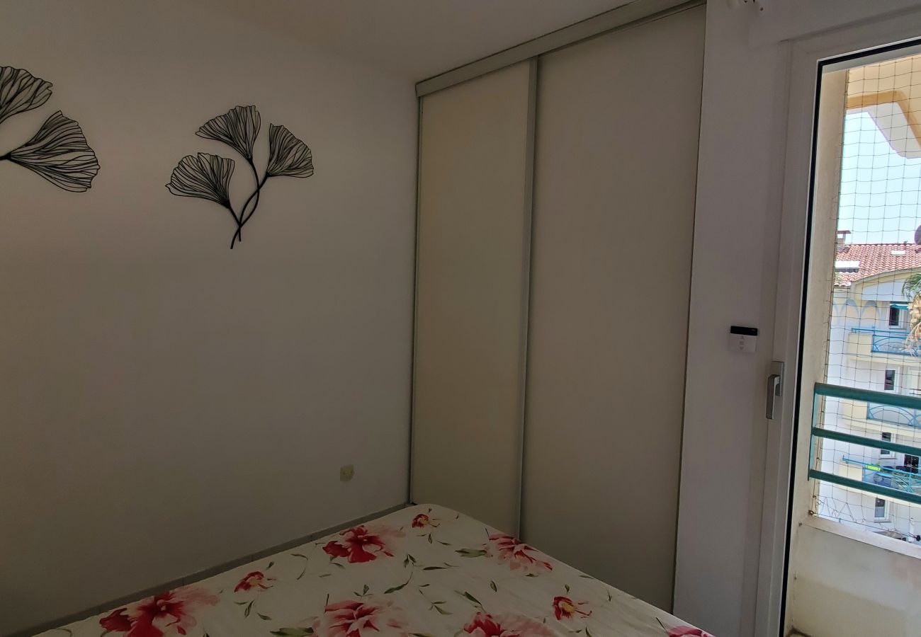 Apartment in Fréjus - Port-Fréjus, Le Cesarée, 100m from the beaches, T2, 30m2, 4 people, air conditioning, swimming pool, private parking  Icône de validation par la communauté