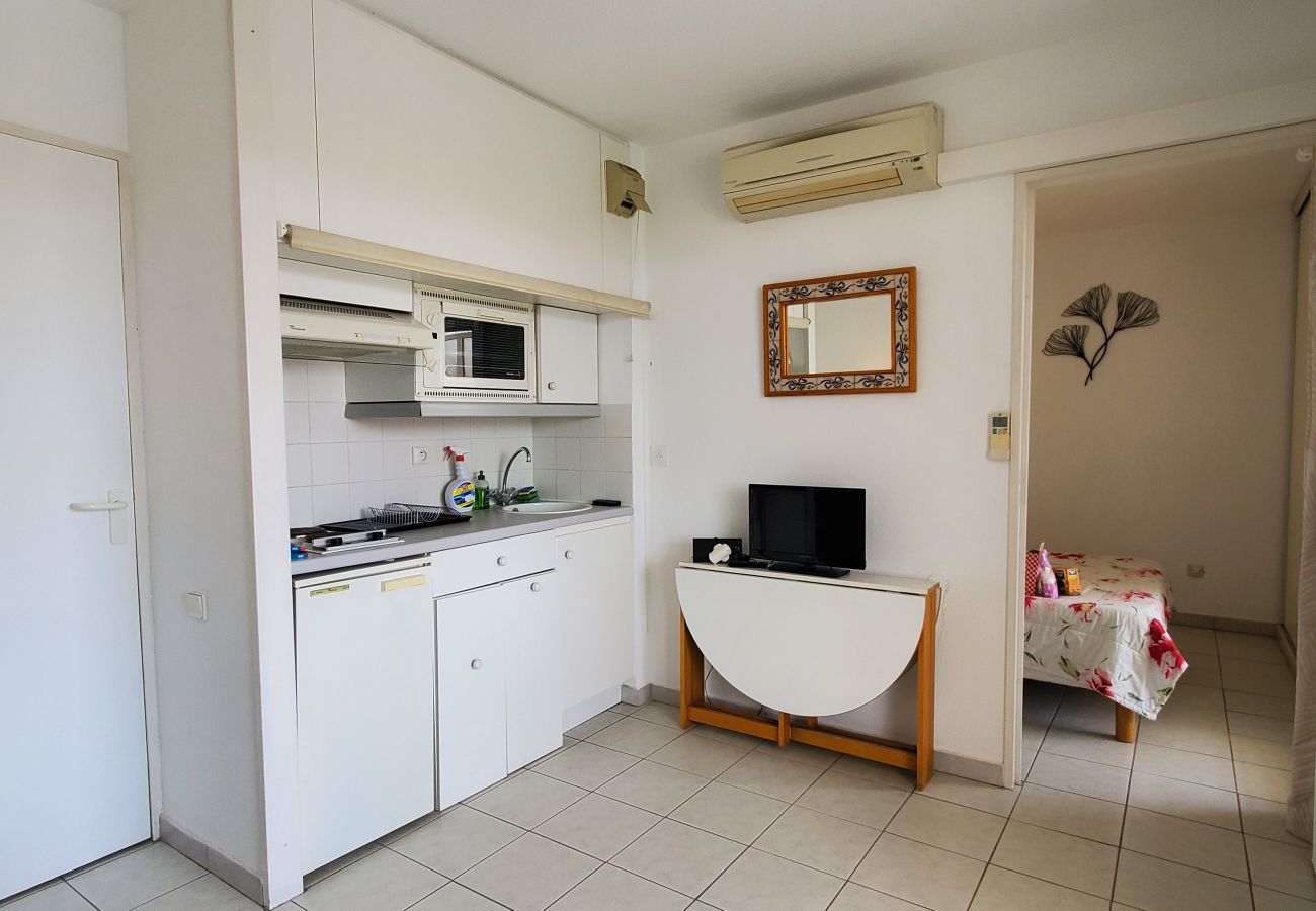 Apartment in Fréjus - Port-Fréjus, Le Cesarée, 100m from the beaches, T2, 30m2, 4 people, air conditioning, swimming pool, private parking  Icône de validation par la communauté