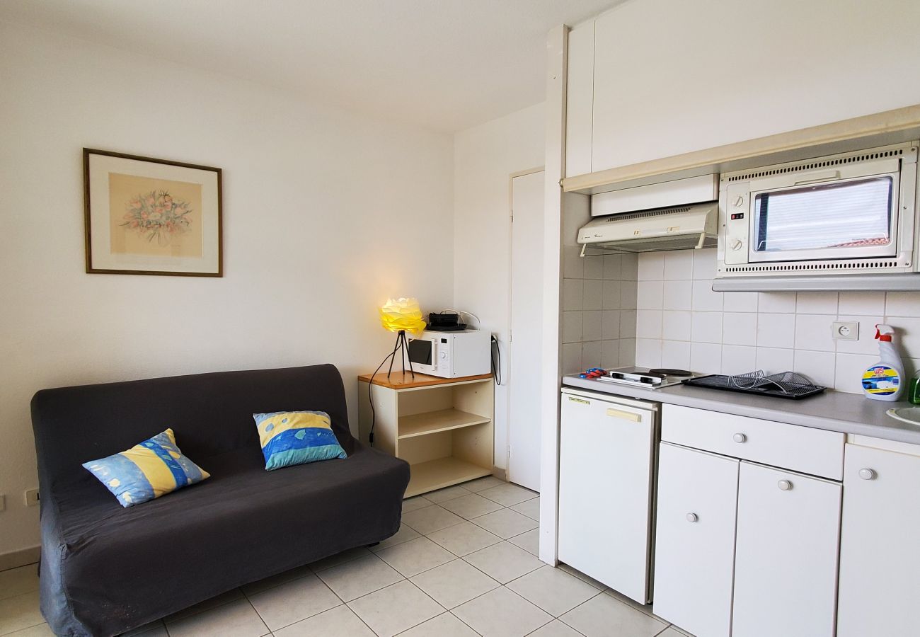 Apartment in Fréjus - Port-Fréjus, Le Cesarée, 100m from the beaches, T2, 30m2, 4 people, air conditioning, swimming pool, private parking  Icône de validation par la communauté