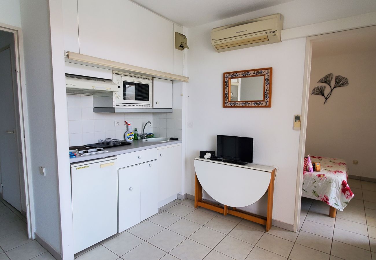 Apartment in Fréjus - Port-Fréjus, Le Cesarée, 100m from the beaches, T2, 30m2, 4 people, air conditioning, swimming pool, private parking  Icône de validation par la communauté