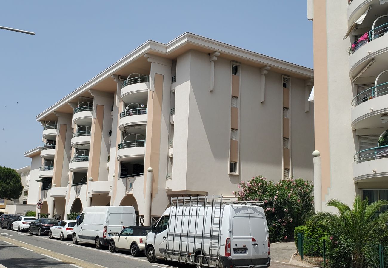 Apartment in Fréjus - Port-Fréjus, Le Cesarée, 100m from the beaches, T2, 30m2, 4 people, air conditioning, swimming pool, private parking  Icône de validation par la communauté