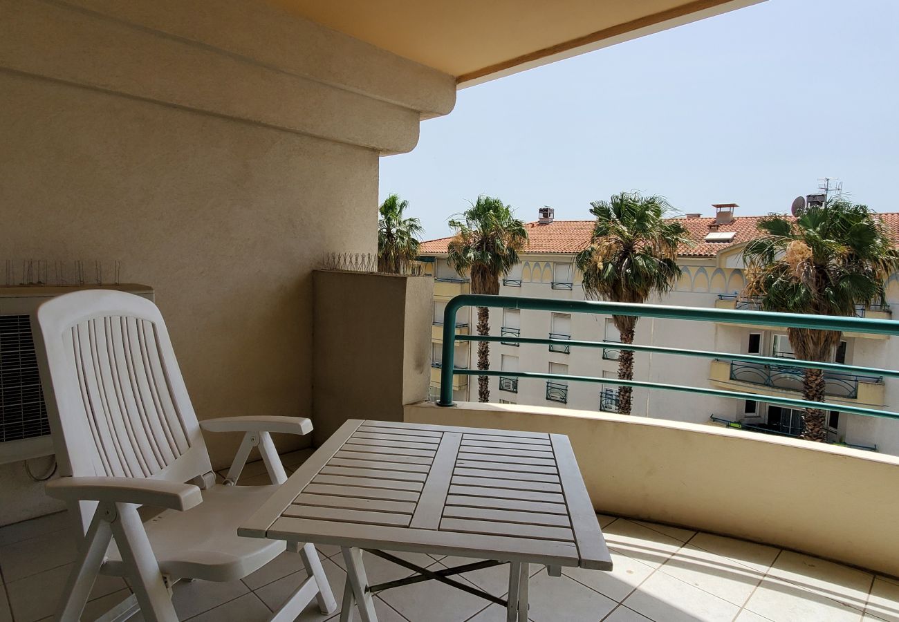 Apartment in Fréjus - Port-Fréjus, Le Cesarée, 100m from the beaches, T2, 30m2, 4 people, air conditioning, swimming pool, private parking  Icône de validation par la communauté