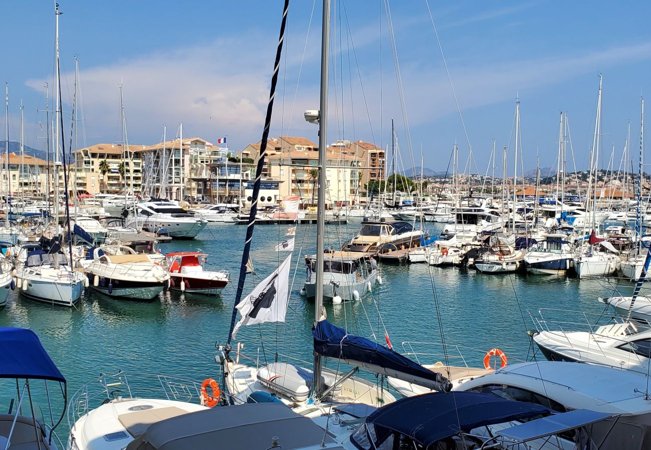 Apartment in Fréjus - CAP HERMES, Superb harbor view, 2/3 rooms, capacity 5/6 people, air conditioning, private parking, swimming pool and beach access