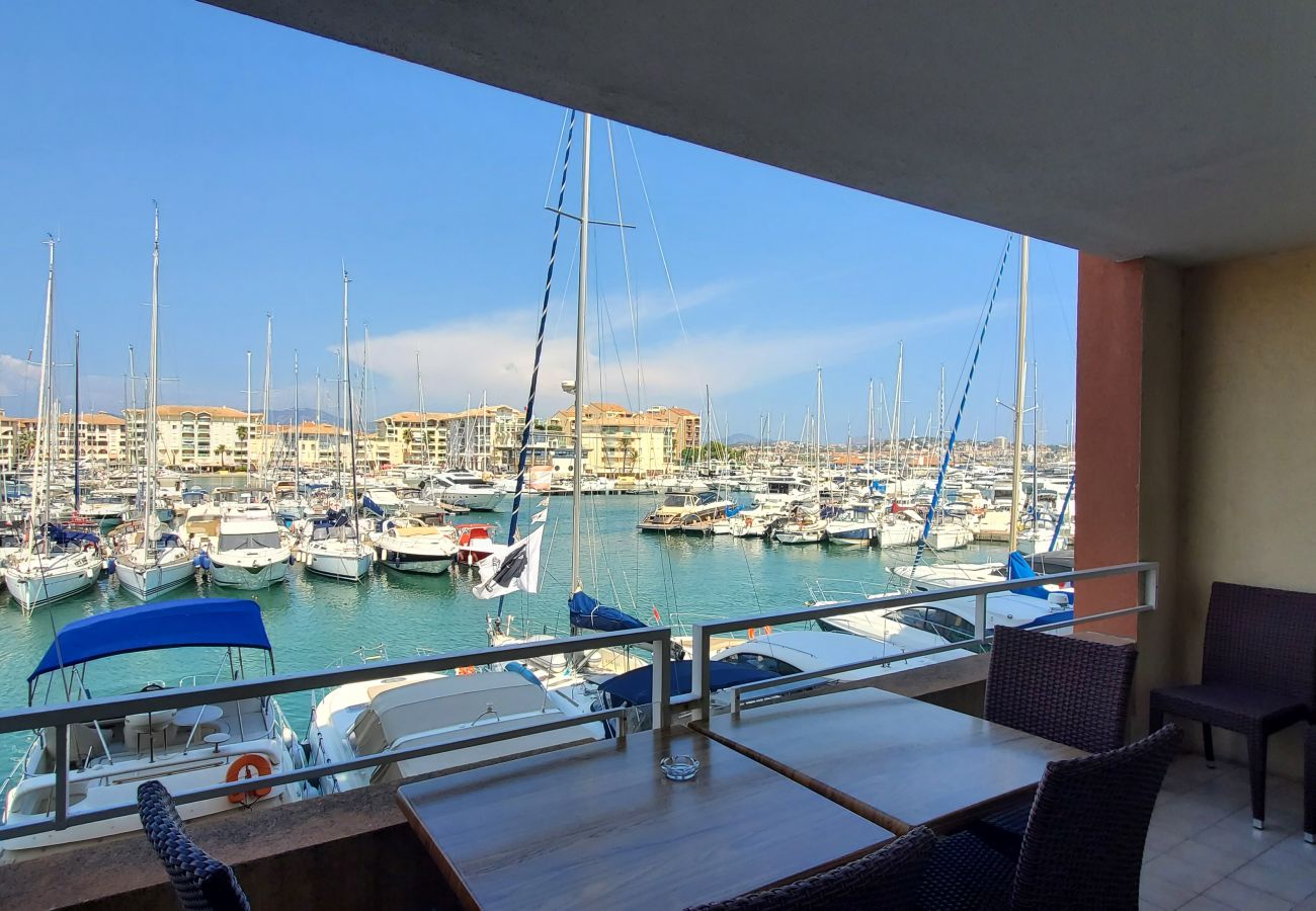 Apartment in Fréjus - CAP HERMES, Superb harbor view, 2/3 rooms, capacity 5/6 people, air conditioning, private parking, swimming pool and beach access