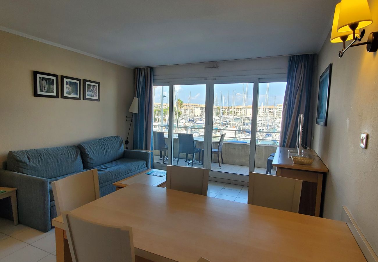 Apartment in Fréjus - CAP HERMES, Superb harbor view, 2/3 rooms, capacity 5/6 people, air conditioning, private parking, swimming pool and beach access