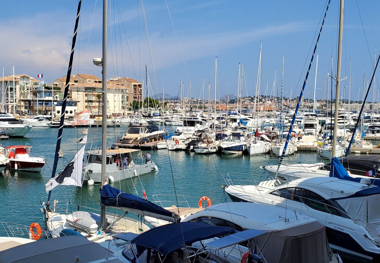 Apartment in Fréjus - CAP HERMES, Superb harbor view, 2/3 rooms, capacity 5/6 people, air conditioning, private parking, swimming pool and beach access