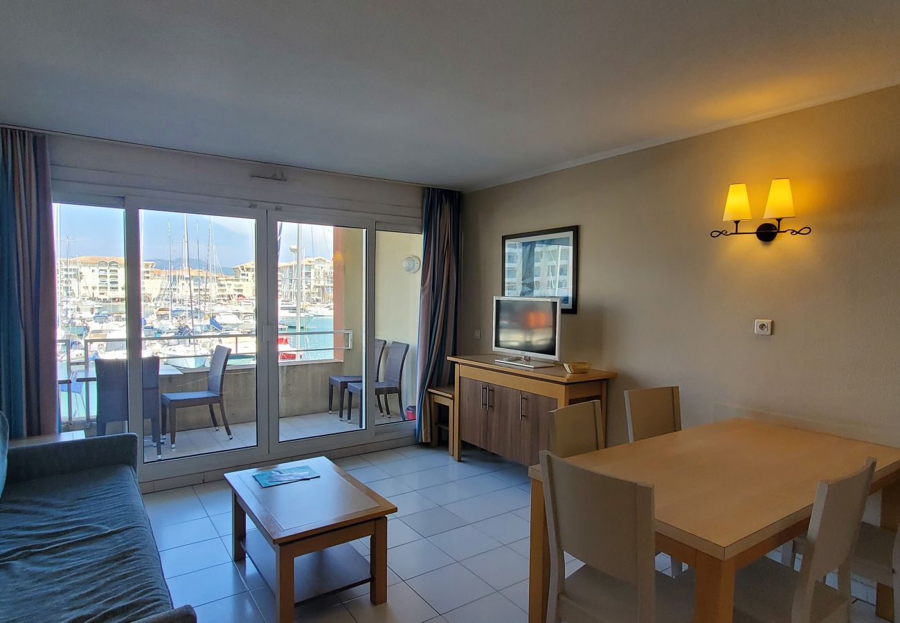 Apartment in Fréjus - CAP HERMES, Superb harbor view, 2/3 rooms, capacity 5/6 people, air conditioning, private parking, swimming pool and beach access