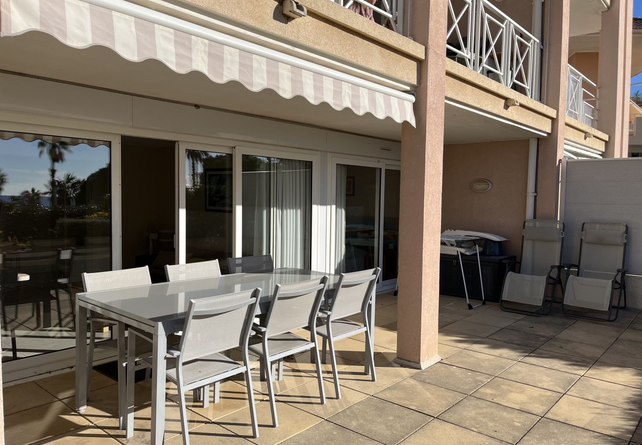 Apartment in Fréjus - Residence Cap Hermès, T2/3, 40m2, 4-5 people, large sea view terrace, air conditioning, private parking, swimming pool