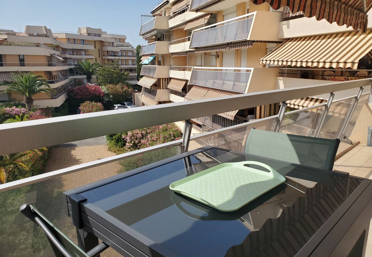 Apartamento en Fréjus - LA MIOUGRA NO Fréjus-Plage: Magnífica T2, 47 m2 con aire acondicionado, wifi/caja de fibra, a 200 m de las playas, vista a la piscina y al jardín, estacionamiento 