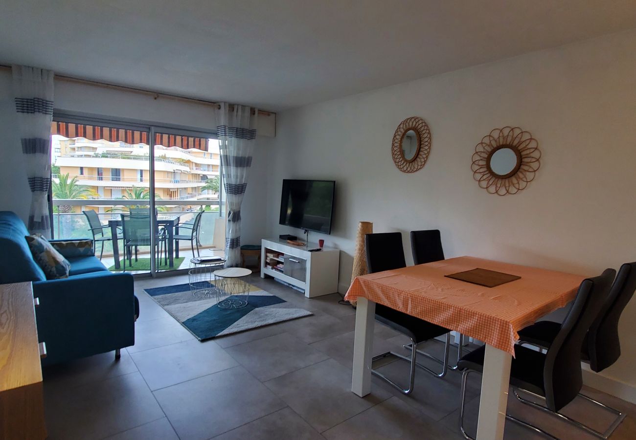 Apartamento en Fréjus - LA MIOUGRA NO Fréjus-Plage: Magnífica T2, 47 m2 con aire acondicionado, wifi/caja de fibra, a 200 m de las playas, vista a la piscina y al jardín, estacionamiento 