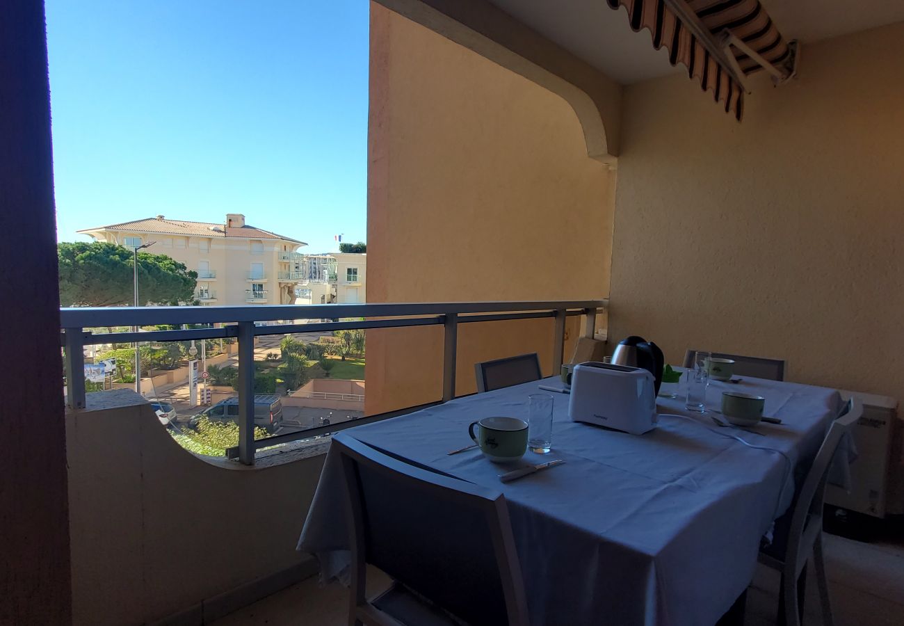 Apartamento en Fréjus - Puerto Fréjus Límite ESTE Fréjus Plage Le Capitole T2 35m2 Aire acondicionado Balcón Vista al mar Wifi Estacionamiento 4 personas