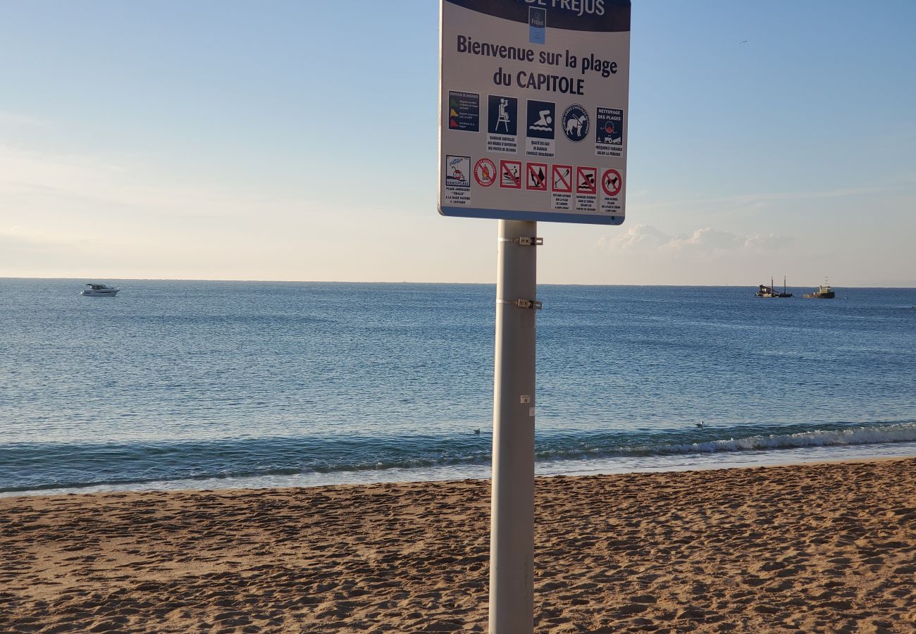 Apartamento en Fréjus - Puerto Fréjus Límite ESTE Fréjus Plage Le Capitole T2 35m2 Aire acondicionado Balcón Vista al mar Wifi Estacionamiento 4 personas