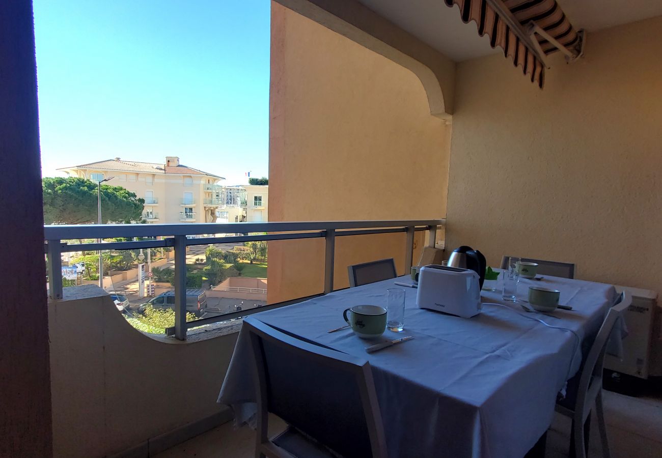 Apartamento en Fréjus - Puerto Fréjus Límite ESTE Fréjus Plage Le Capitole T2 35m2 Aire acondicionado Balcón Vista al mar Wifi Estacionamiento 4 personas