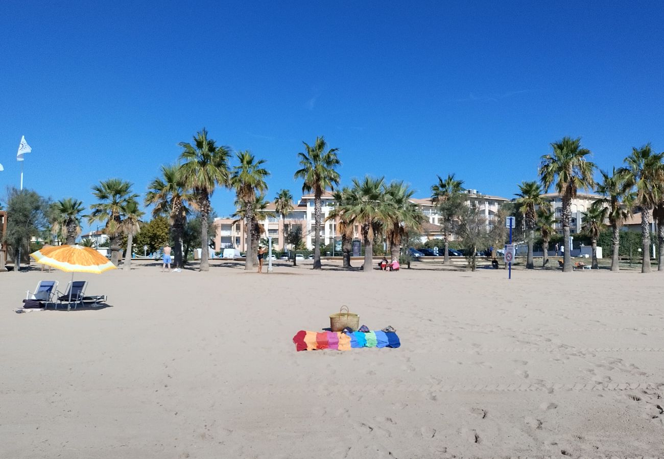 Apartamento en Fréjus - Port Fréjus límite base naturaleza 1er piso villa capacidad 8/9 personas, 4 habitaciones, incluidas 3 suites para padres con aire acondicionado, terraza, estacionamiento, vista al mar acceso directo a la playa