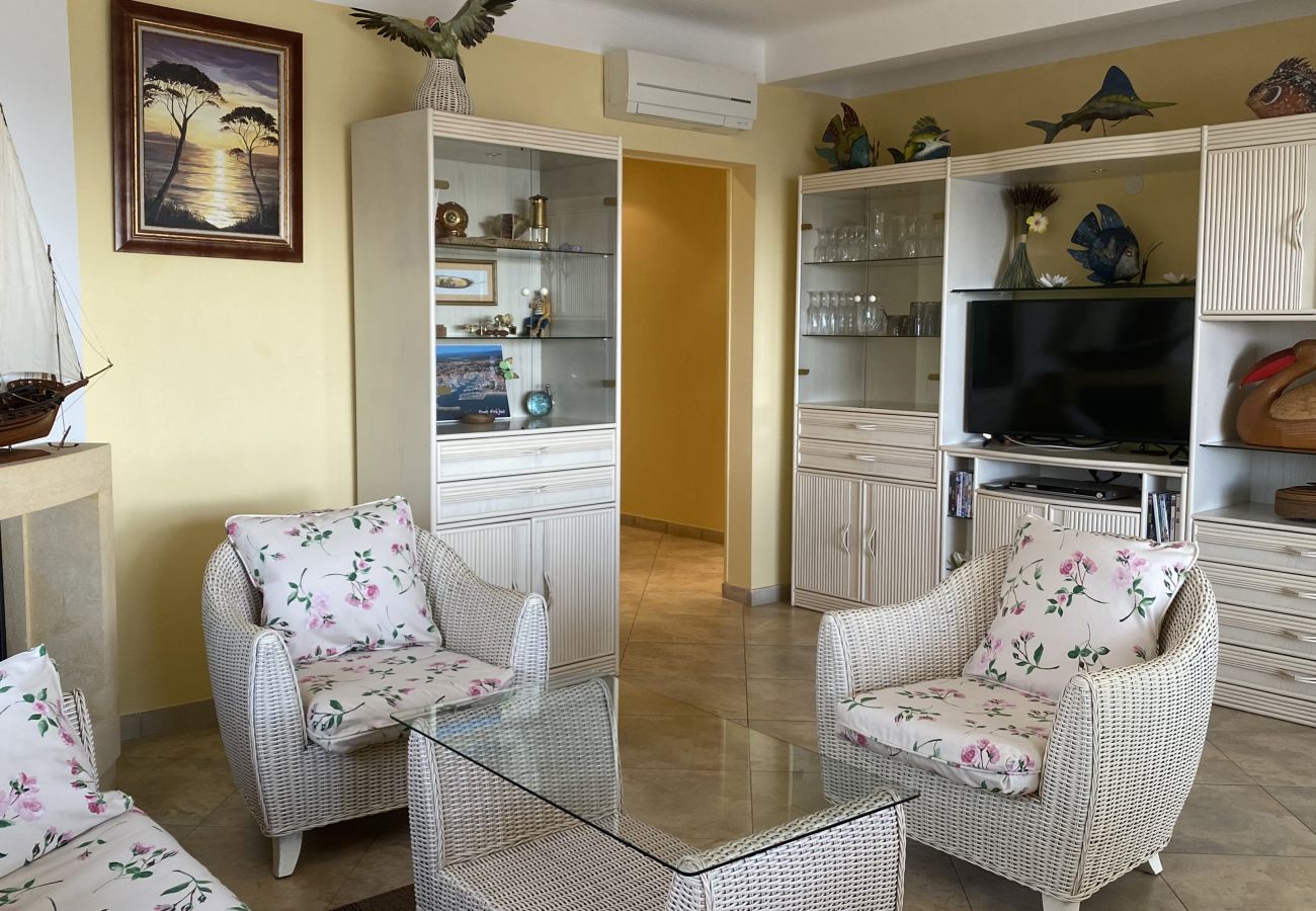 Apartamento en Fréjus - Port Fréjus límite base naturaleza 1er piso villa capacidad 8/9 personas, 4 habitaciones, incluidas 3 suites para padres con aire acondicionado, terraza, estacionamiento, vista al mar acceso directo a la playa