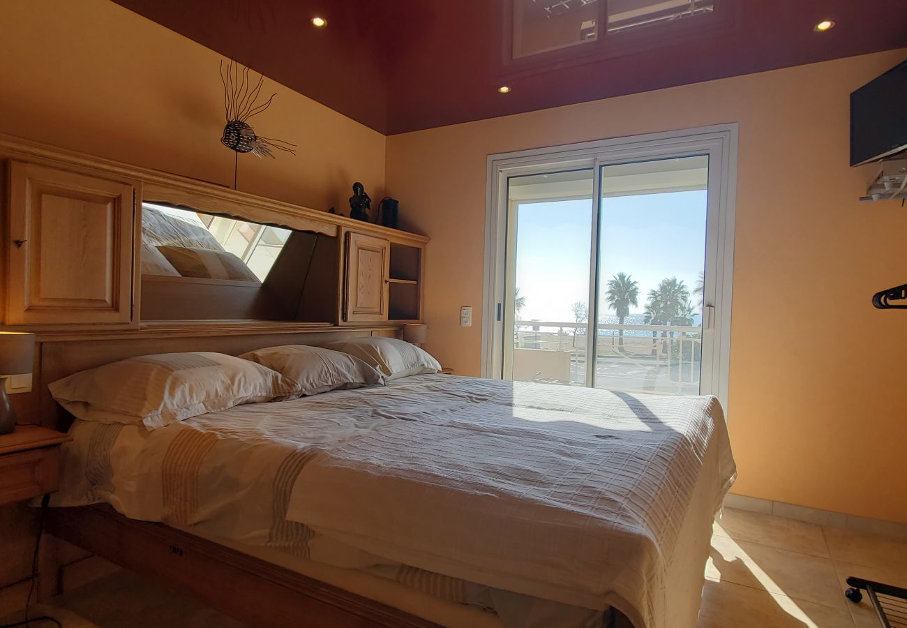 Apartamento en Fréjus - Port Fréjus límite base naturaleza 1er piso villa capacidad 8/9 personas, 4 habitaciones, incluidas 3 suites para padres con aire acondicionado, terraza, estacionamiento, vista al mar acceso directo a la playa