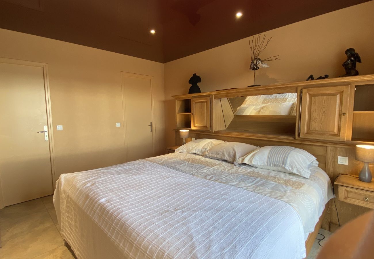 Apartamento en Fréjus - Port Fréjus límite base naturaleza 1er piso villa capacidad 8/9 personas, 4 habitaciones, incluidas 3 suites para padres con aire acondicionado, terraza, estacionamiento, vista al mar acceso directo a la playa