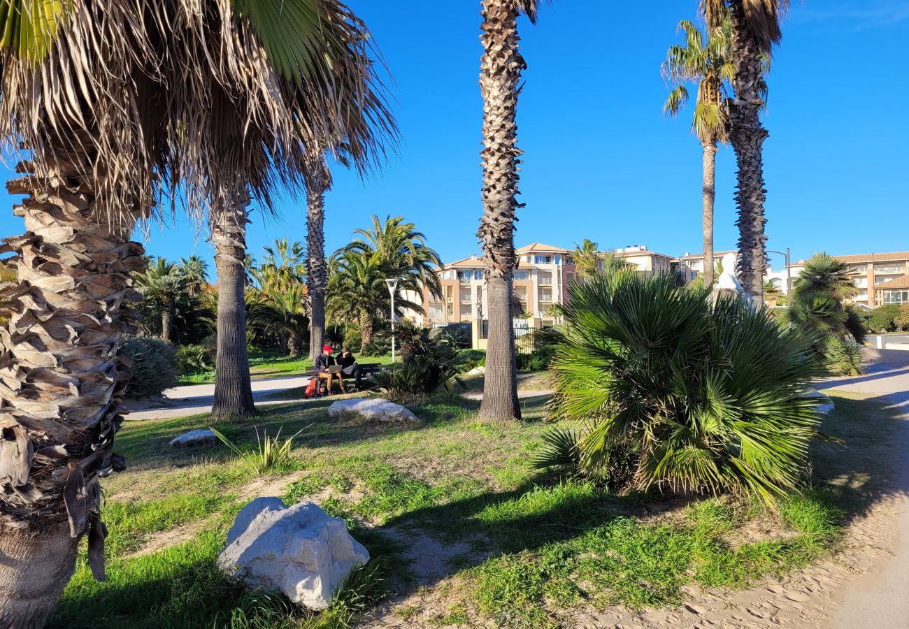 Apartamento en Fréjus - Port Fréjus límite base naturaleza 1er piso villa capacidad 8/9 personas, 4 habitaciones, incluidas 3 suites para padres con aire acondicionado, terraza, estacionamiento, vista al mar acceso directo a la playa