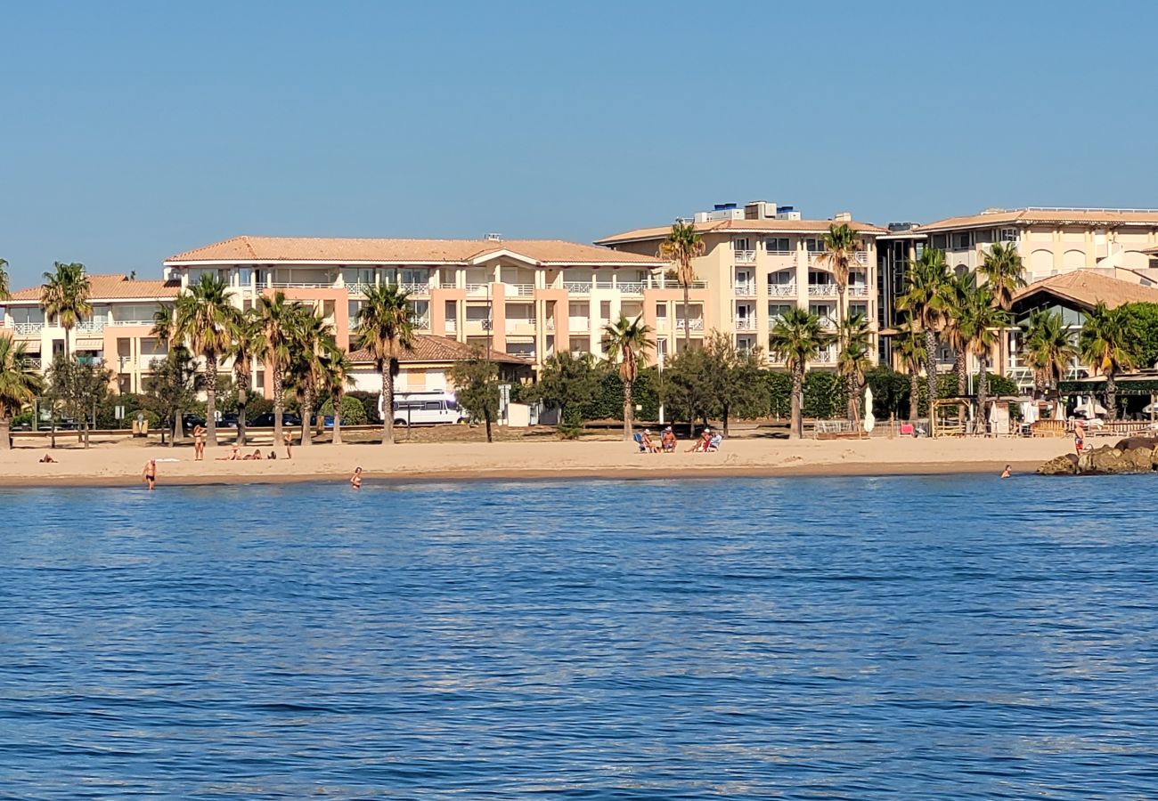 Apartamento en Fréjus - Port Fréjus límite base naturaleza 1er piso villa capacidad 8/9 personas, 4 habitaciones, incluidas 3 suites para padres con aire acondicionado, terraza, estacionamiento, vista al mar acceso directo a la playa