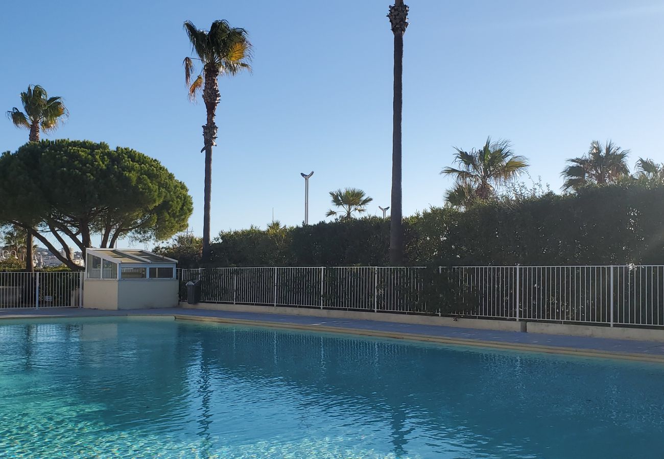 Apartamento en Fréjus - Port-Fréjus, Cap Hermès, 2/3 habitaciones de 50 m2, 6 camas, piscina, aire acondicionado, aparcamiento, acceso directo a la playa, gran terraza de 50 m2 para una agradable estancia al sol, relajación y ocio.