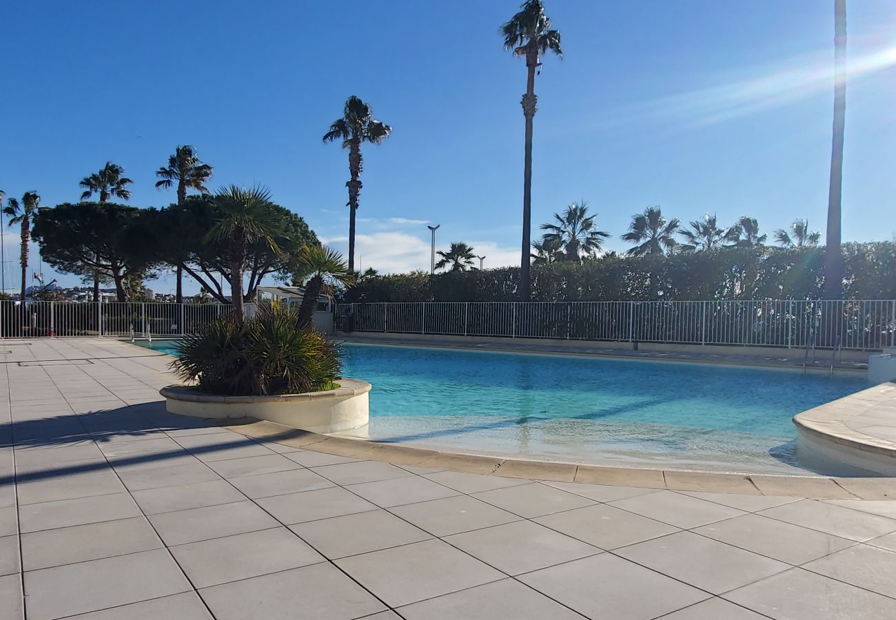 Apartamento en Fréjus - Port-Fréjus, Cap Hermès, 2/3 habitaciones de 50 m2, 6 camas, piscina, aire acondicionado, aparcamiento, acceso directo a la playa, gran terraza de 50 m2 para una agradable estancia al sol, relajación y ocio.