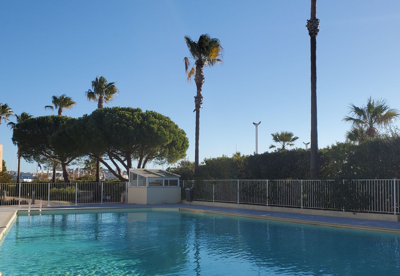 Apartamento en Fréjus - Port-Fréjus, Cap Hermès, 2/3 habitaciones de 50 m2, 6 camas, piscina, aire acondicionado, aparcamiento, acceso directo a la playa, gran terraza de 50 m2 para una agradable estancia al sol, relajación y ocio.