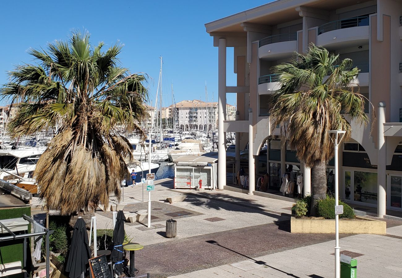 Apartamento en Fréjus - Port-Fréjus, LE NADIR, en los muelles, gran apartamento de 2 habitaciones, 51 m2, 4/5 plazas, aparcamiento, acceso cercano a las playas, balcón, para una estancia agradable al sol, relax y ocio.