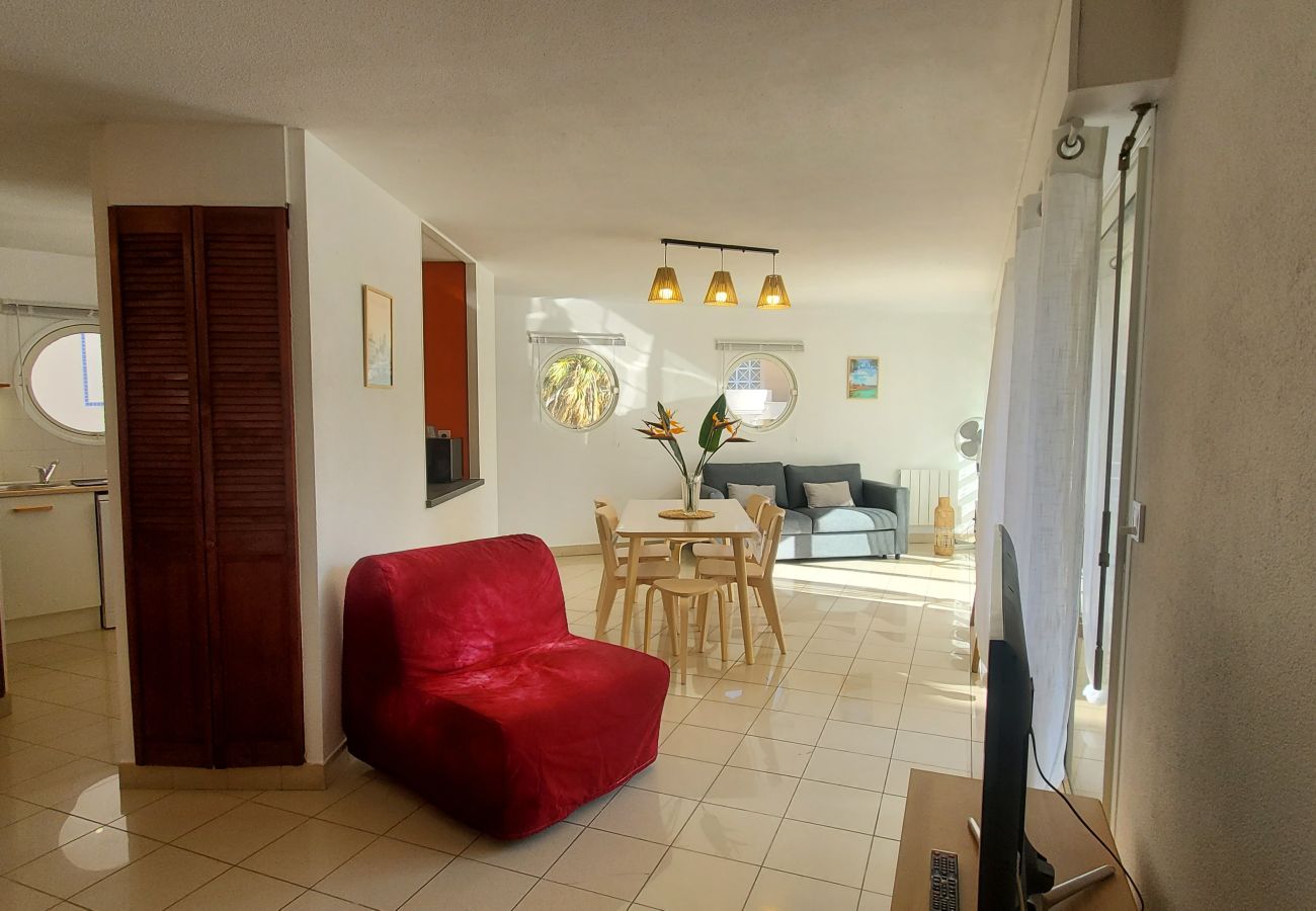 Apartamento en Fréjus - Port-Fréjus, LE NADIR, en los muelles, gran apartamento de 2 habitaciones, 51 m2, 4/5 plazas, aparcamiento, acceso cercano a las playas, balcón, para una estancia agradable al sol, relax y ocio.