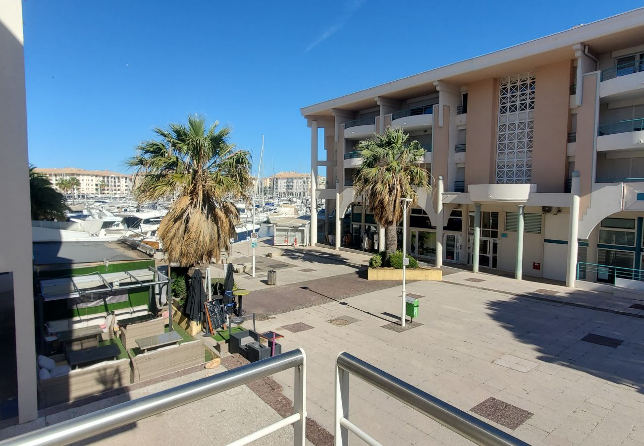 Apartamento en Fréjus - Port-Fréjus, LE NADIR, en los muelles, gran apartamento de 2 habitaciones, 51 m2, 4/5 plazas, aparcamiento, acceso cercano a las playas, balcón, para una estancia agradable al sol, relax y ocio.