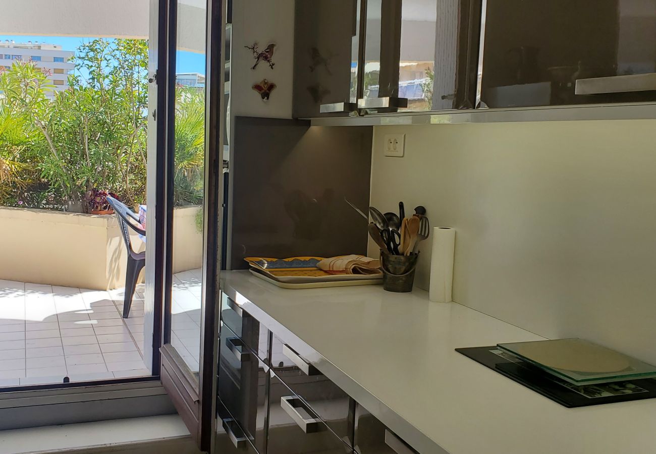 Apartamento en Fréjus - LA MIOUGRANO, T3, 4-6 personas, 70m2, gran terraza sin vecinos, aire acondicionado, garaje, piscina