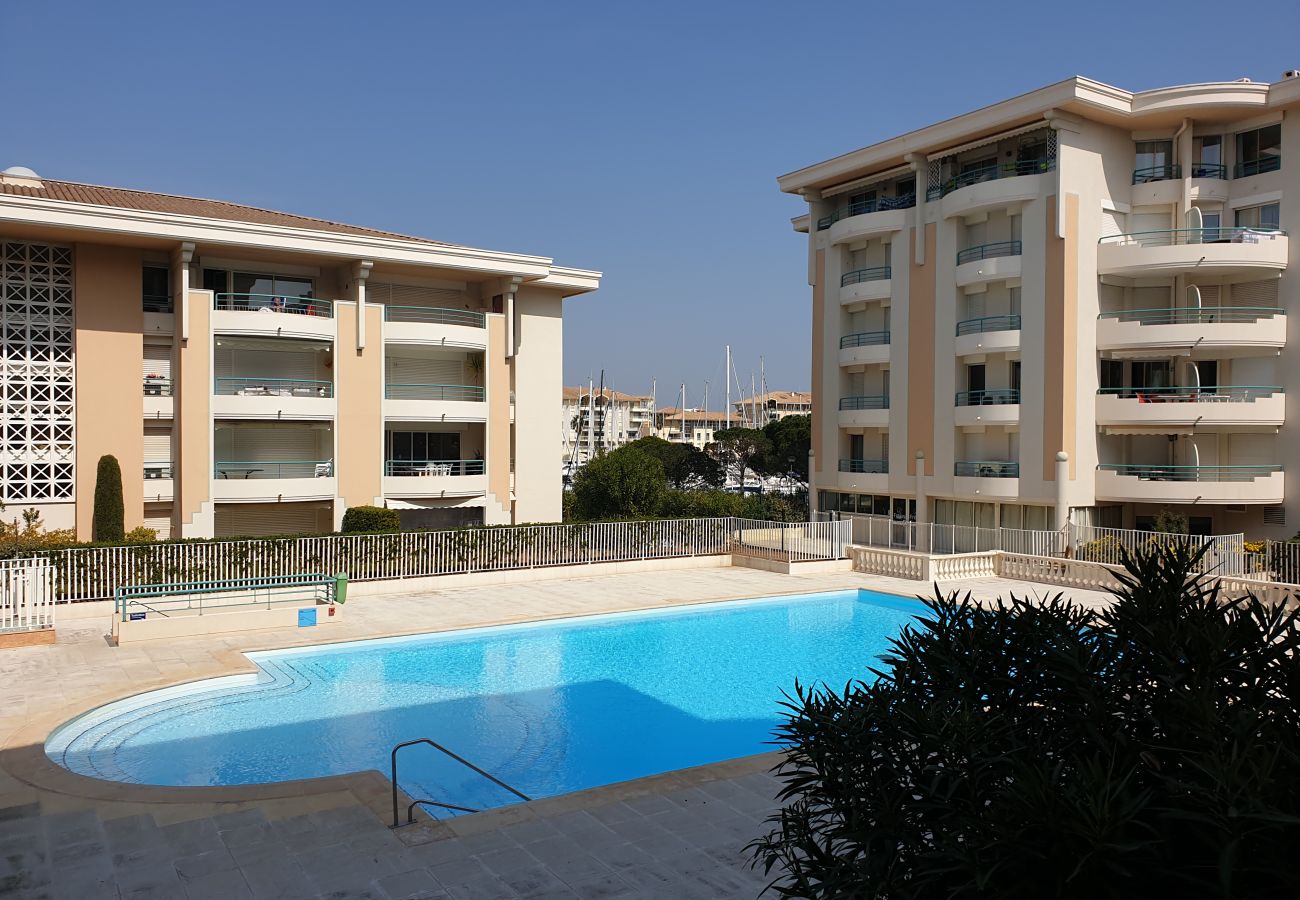 Apartamento en Fréjus - Port-Fréjus, Le Cesarée, a 100 m de las playas, T2, 30 m2, 4 personas, aire acondicionado, piscina, aparcamiento privado