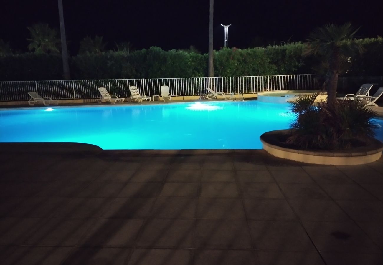 Appartamento a Fréjus - Port FREJUS Eccezionale appartamento di 3 stanze di 64 m2 Balcone vista mare, climatizzato, con piscina WIFI 6 Persone