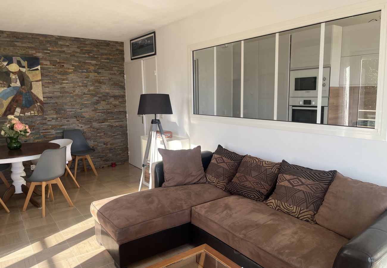 Appartamento a Fréjus - Port FREJUS Eccezionale appartamento di 3 stanze di 64 m2 Balcone vista mare, climatizzato, con piscina WIFI 6 Persone