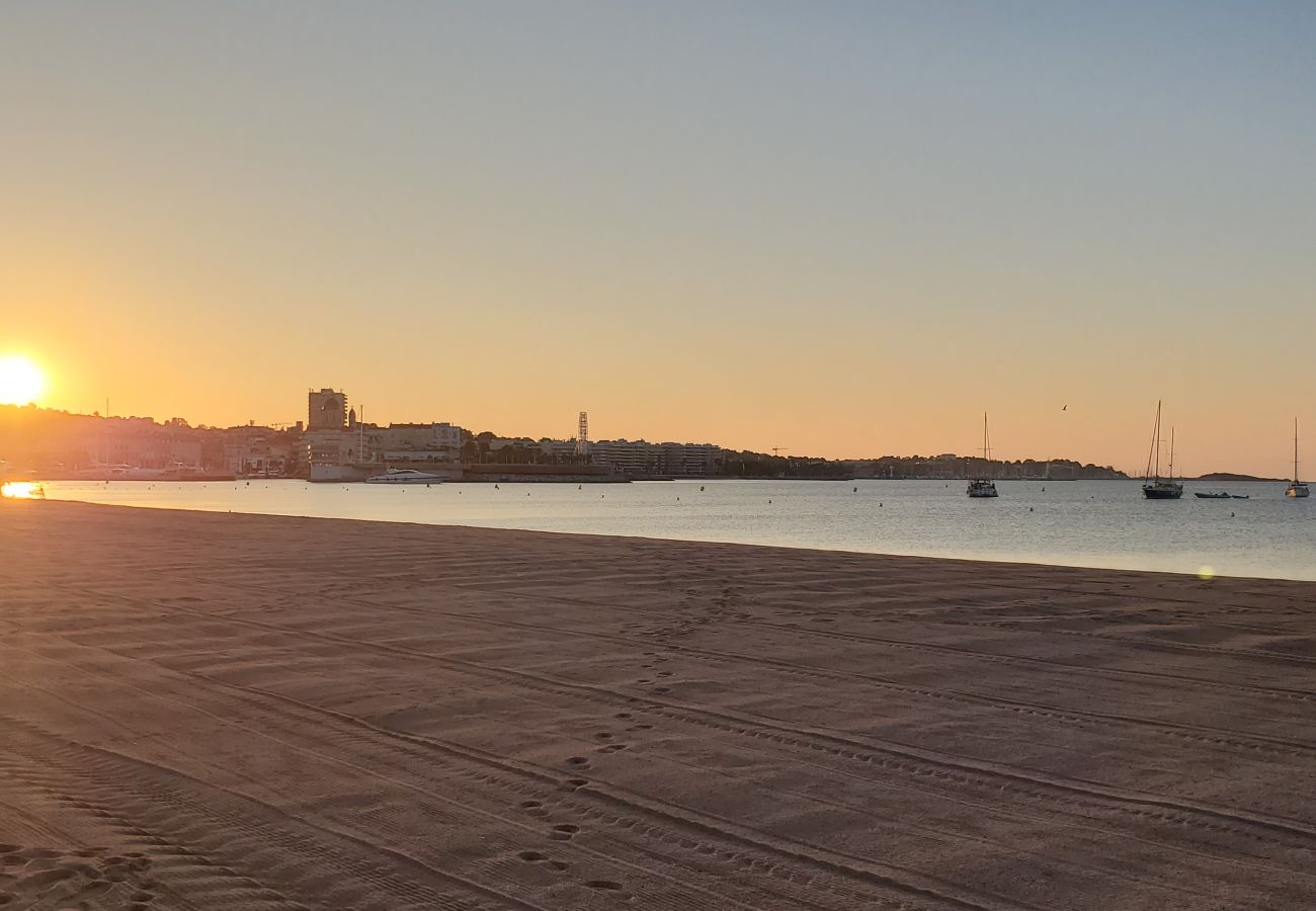 Appartamento a Fréjus - Fréjus Plage, La MIOUGRANO, bellissimo appartamento di 3 locali, 5 persone, ampio balcone, box nel seminterrato, ricercata residenza con piscina