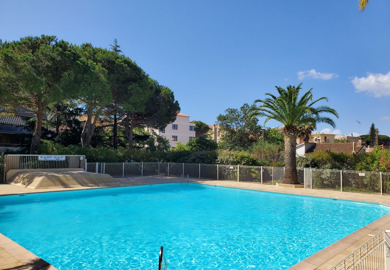 Appartamento a Fréjus - Fréjus Plage, La MIOUGRANO, bellissimo appartamento di 3 locali, 5 persone, ampio balcone, box nel seminterrato, ricercata residenza con piscina