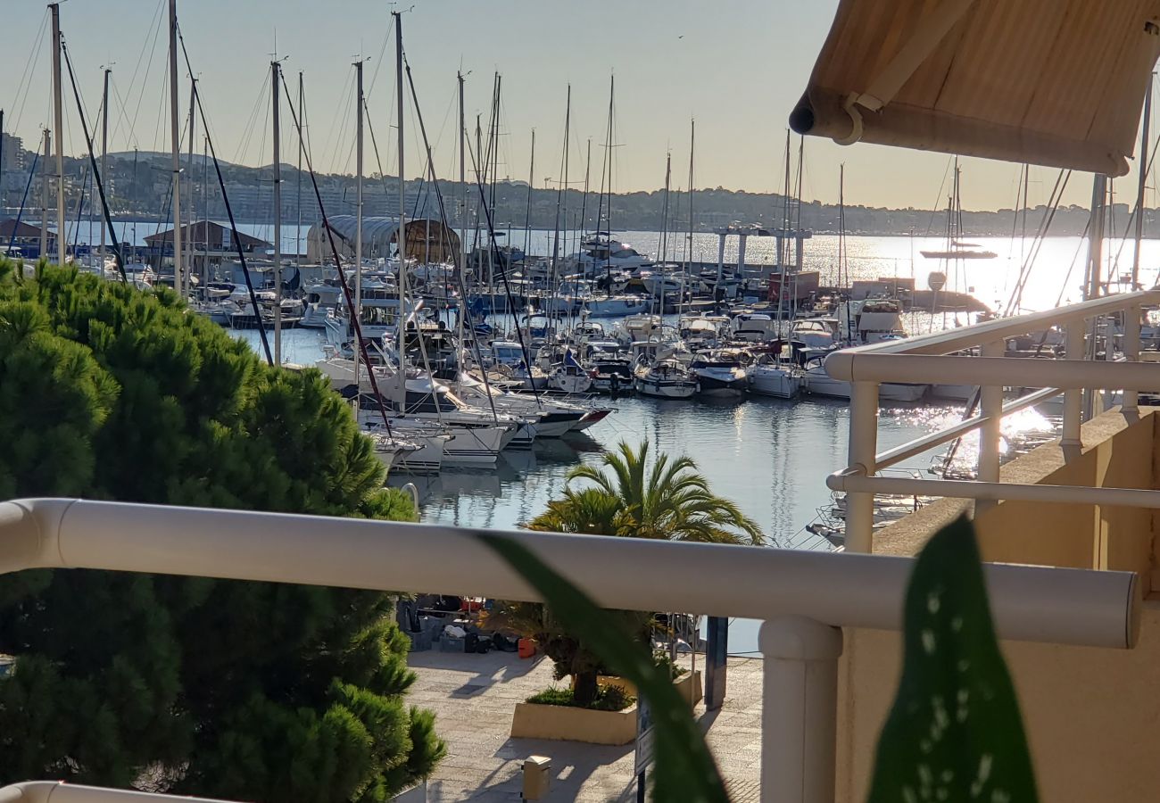 Appartamento a Fréjus - Port Fréjus, Les rives Latines, a 100 m dalle spiagge, 2 camere, 40 m2, capacità 4/5 persone, balcone con vista sul porto, aria condizionata, WIFI garage chiuso