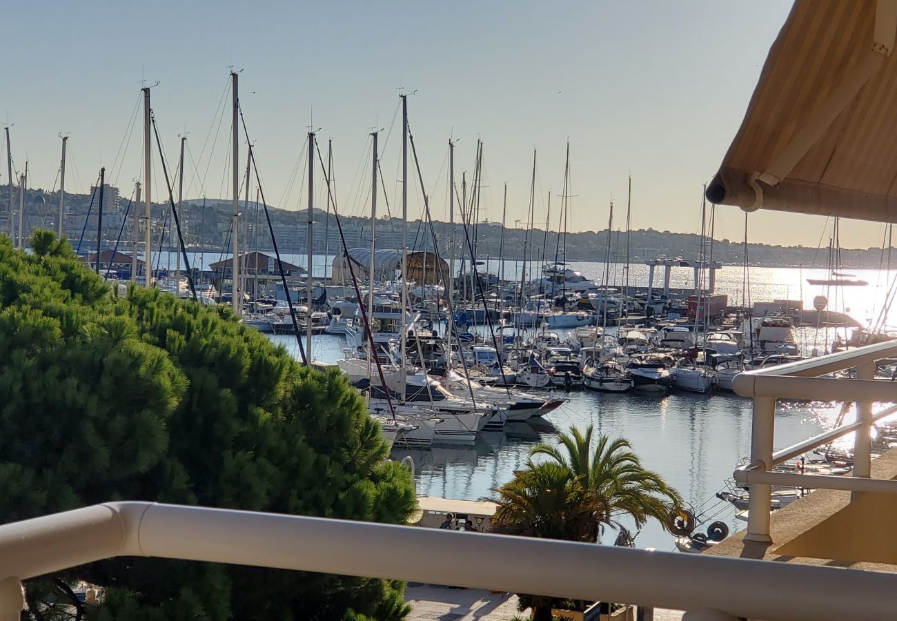 Appartamento a Fréjus - Port Fréjus, Les rives Latines, a 100 m dalle spiagge, 2 camere, 40 m2, capacità 4/5 persone, balcone con vista sul porto, aria condizionata, WIFI garage chiuso