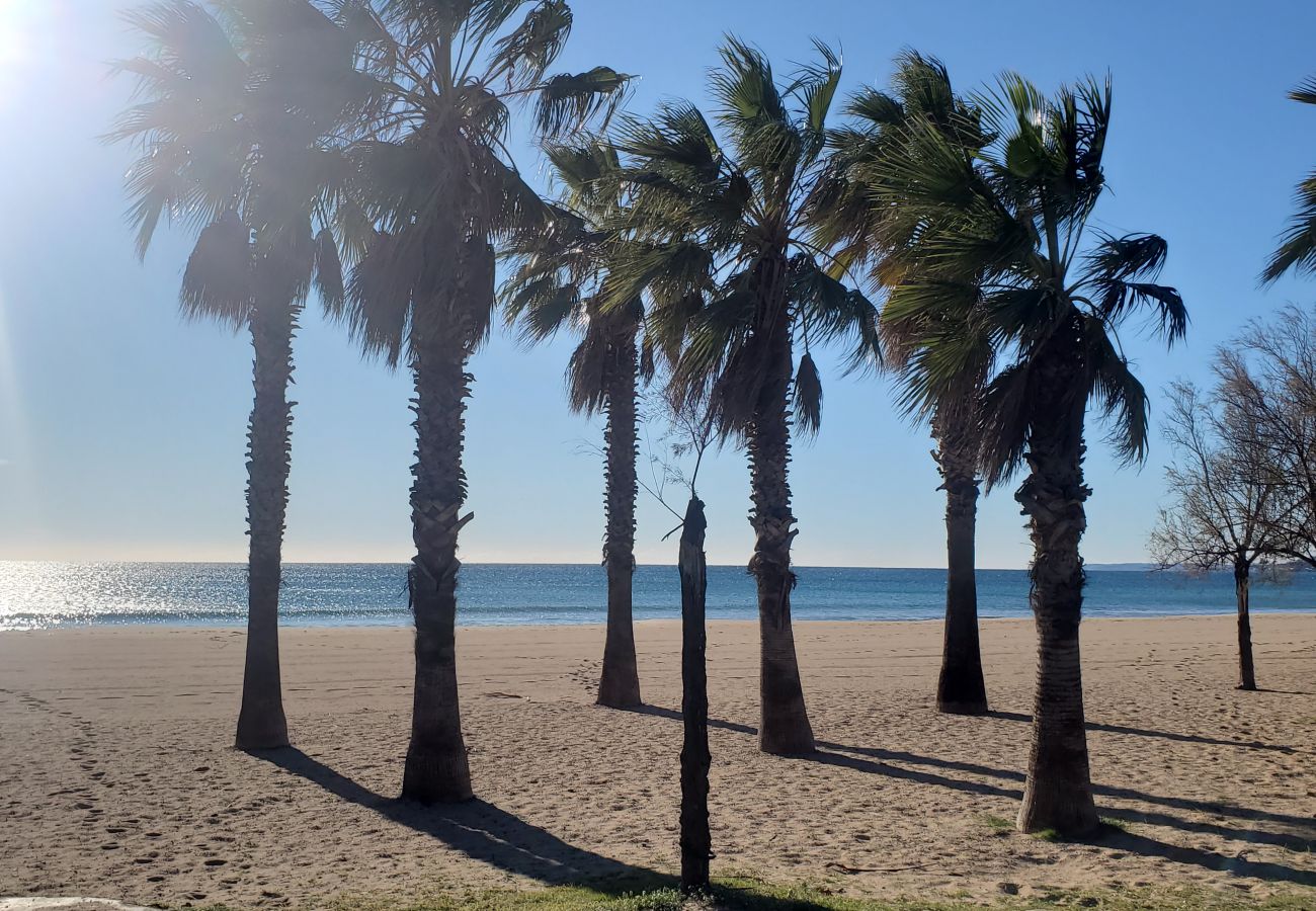 Appartamento a Fréjus - Port Fréjus, Les rives Latines, a 100 m dalle spiagge, 2 camere, 40 m2, capacità 4/5 persone, balcone con vista sul porto, aria condizionata, WIFI garage chiuso