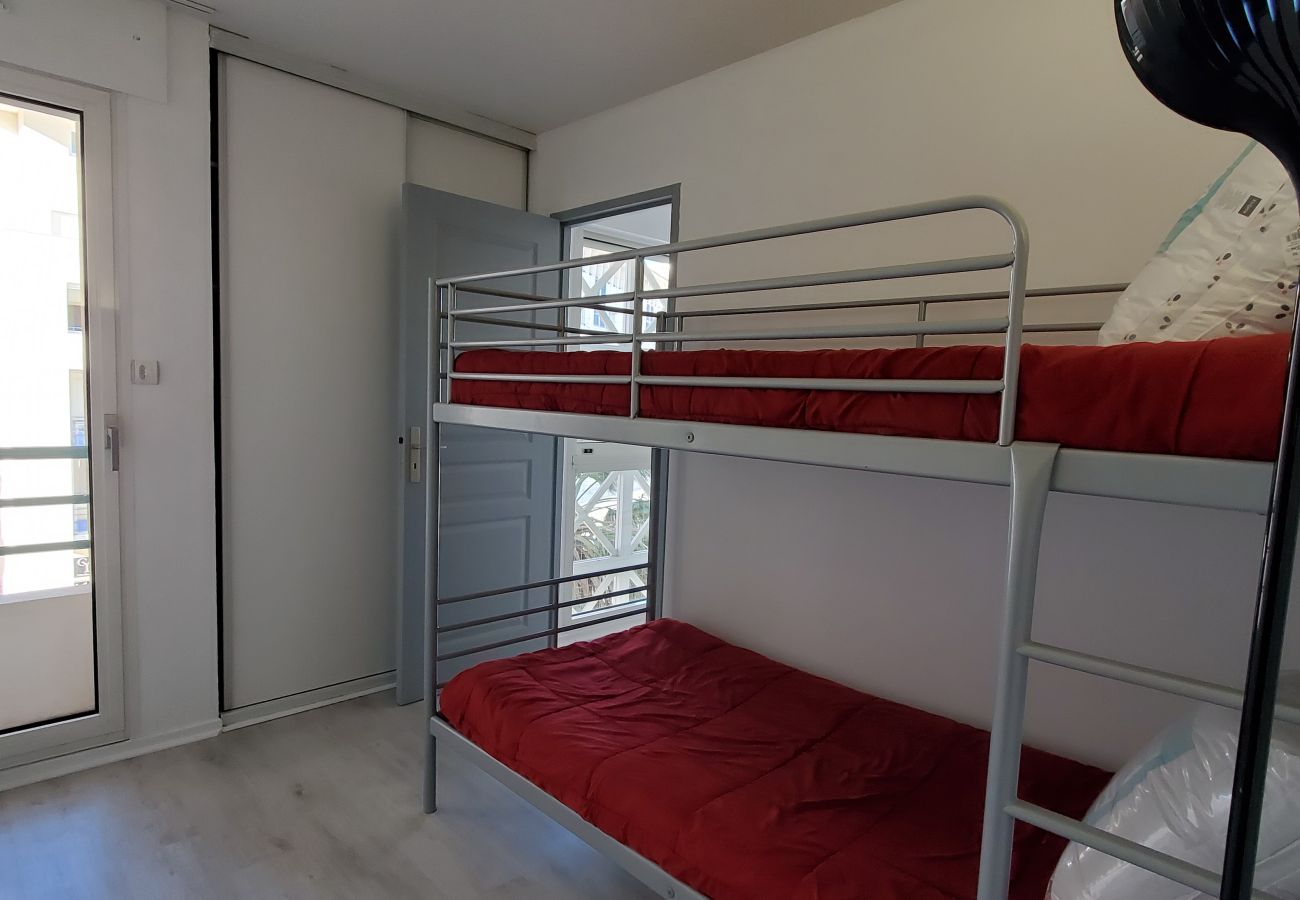 Appartamento a Fréjus - Port-Fréjus, Cesaree Borghèse, 2/3 locali 52m2, 4 posti letto, piscina, aria condizionata, parcheggio, accesso vicino alla spiaggia, ampio balcone per un piacevole soggiorno al sole, relax e svago